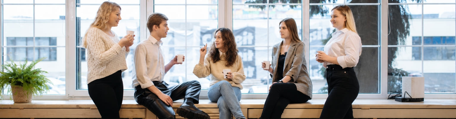 Colegas compartiendo un café en el trabajo durante una pausa